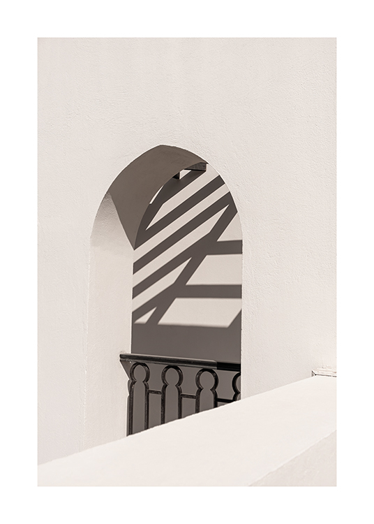  – Fotografía de la bóveda en un edificio de paredes claras con sombras que se reflejan a lo lejos y una barandilla en la apertura