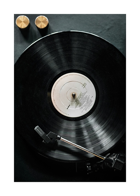  – Fotografía de un tocadiscos antiguo con un disco de vinilo negro