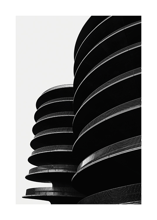  – Fotografía en blanco y negro con edificios altos que tienen balcones grandes y circulares