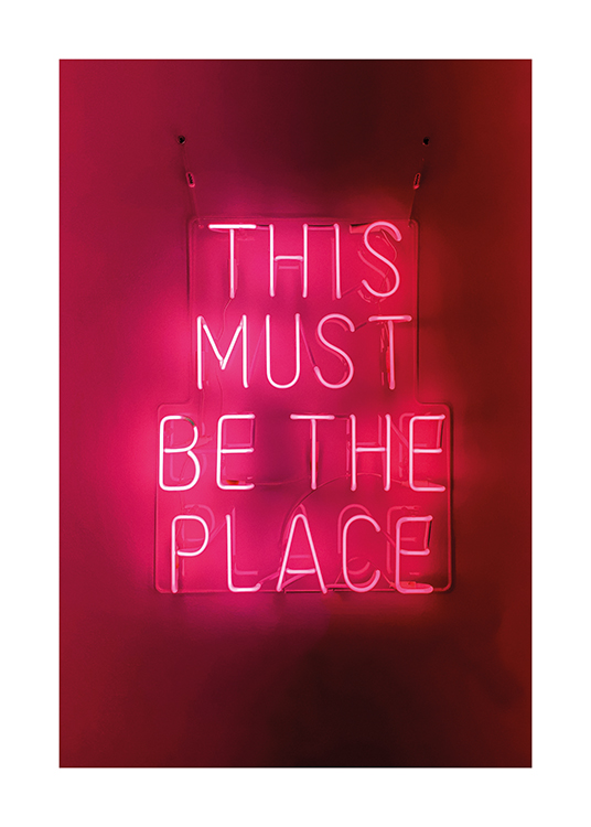  – Fotografía de un cartel luminoso rosa que dice «This must be the place» y fondo de un tono más oscuro
