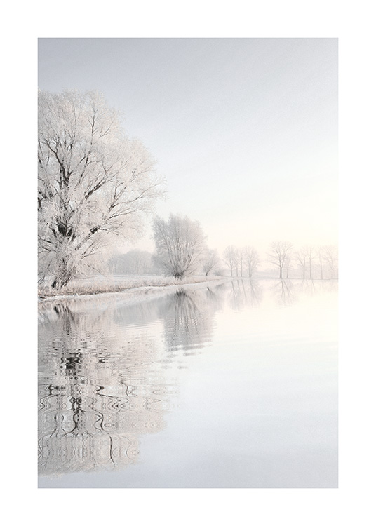  – Fotografía de un lago con árboles y un paisaje cubierto de nieve que se refleja en las aguas del lago