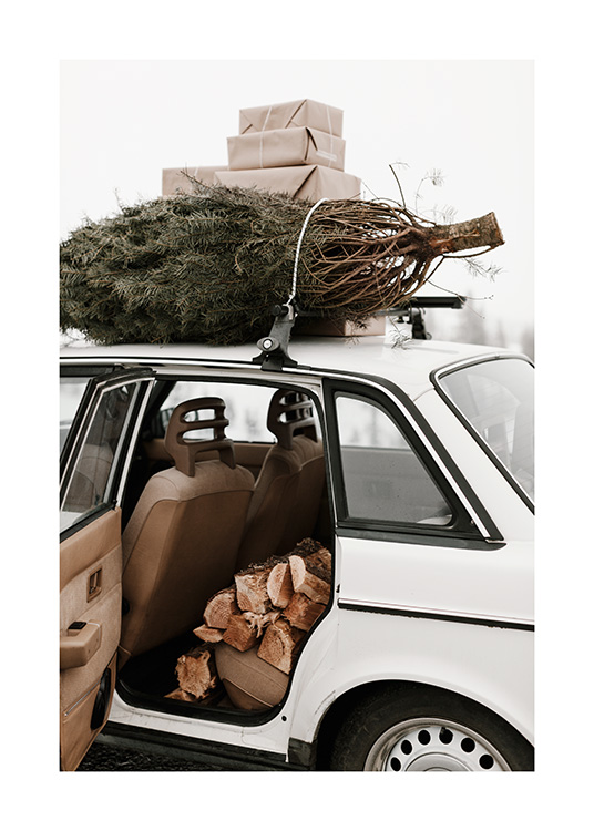 – Fotografía de un coche antiguo y blanco con regalos y un árbol de Navidad en el techo y leña en los asientos