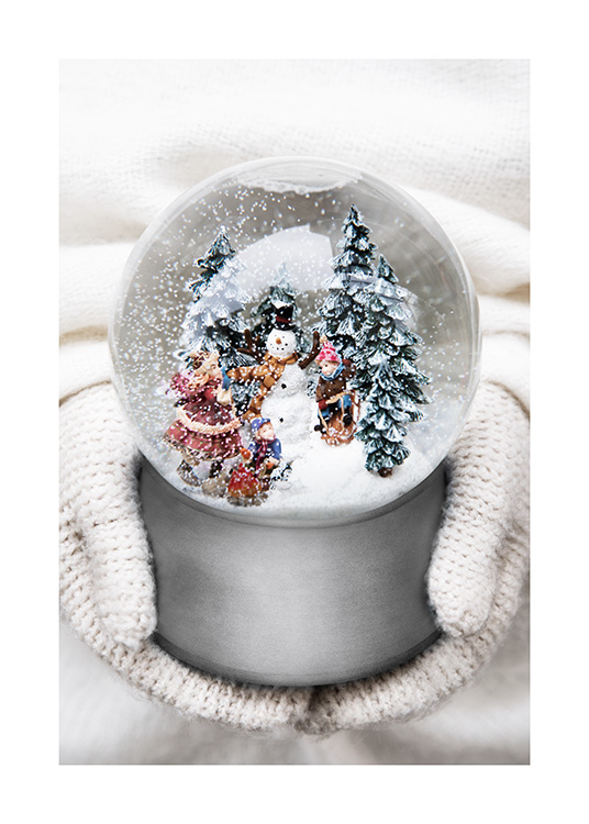  – Fotografía de una bola de nieve de decoración pequeña con un muñeco de nieve, árboles y niños dentro