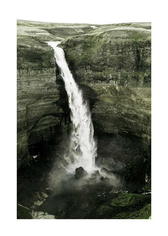  – Fotografía de un paisaje con un acantilado verde y una cascada en el centro de la imagen