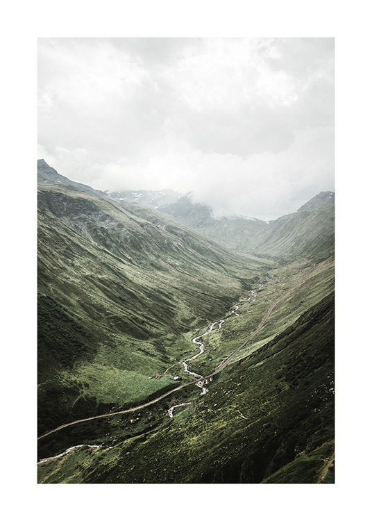  – Fotografía de un paisaje frondoso con montañas y un río que atraviesa las fallas
