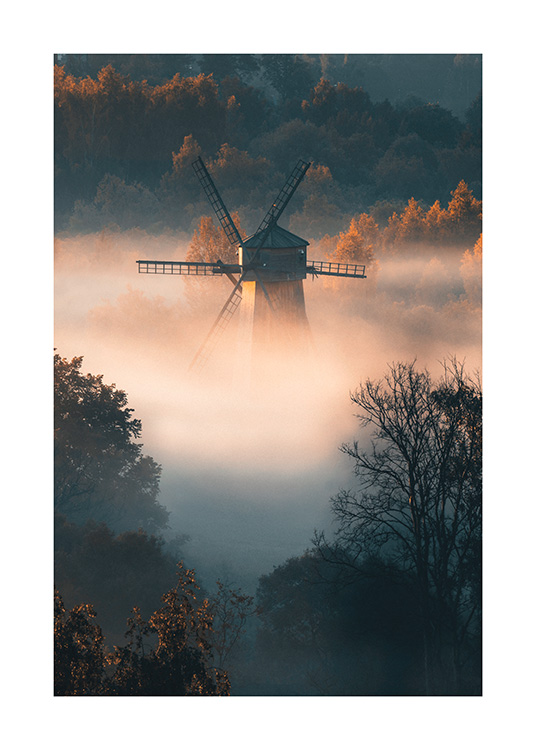  – Fotografía de un bosque con neblina, un molino y rayos de sol