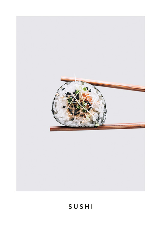  – Fotografía de dos palitos de sushi con una pieza de sushi maki y fondo gris