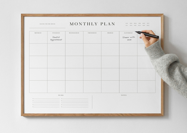 – Póster con texto. Este diseño tiene un planificador mensual blanco con letras negras y espacio para hacer listas y anotaciones