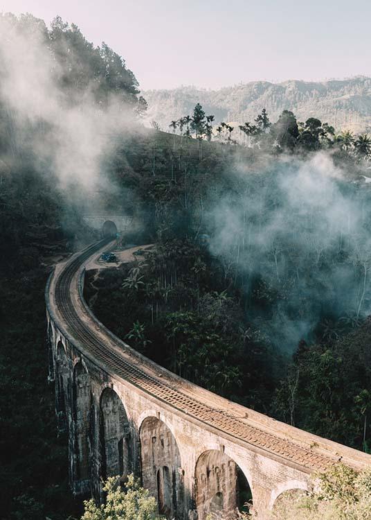  – Fotografía de un paisaje con un puente y árboles bajo una capa de niebla