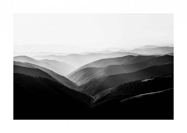 Carpathian Mountains Poster / Blanco y negro con Desenio AB (3306)