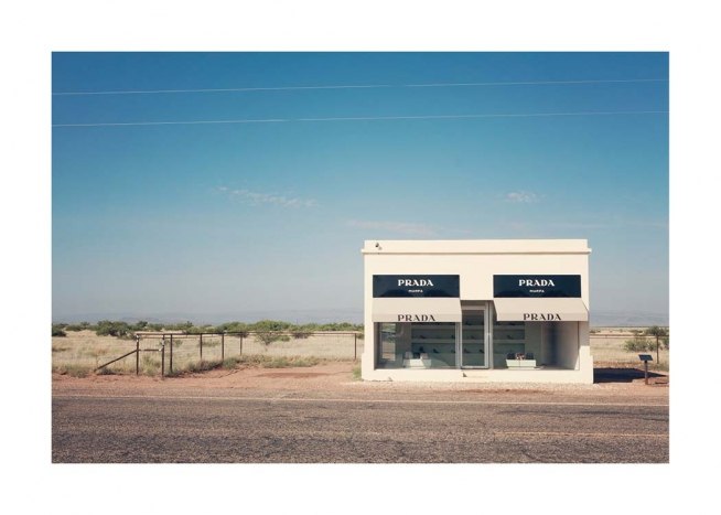  - Fotografía de la escultura de la tienda ficticia Prada Marfa situada en un desierto de Texas, EE. UU.