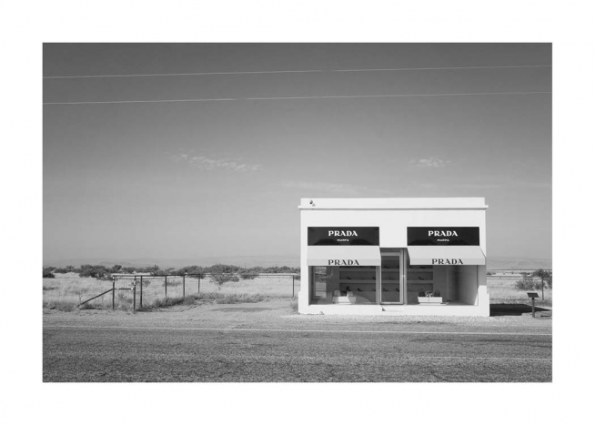  - Fotografía en blanco y negro de la tienda ficticia Prada Marfa en el desierto de Texas