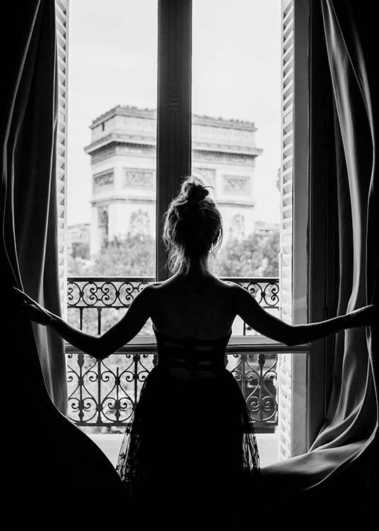  – Fotografía en blanco y negro de una mujer frente a una ventana con el Arco del Triunfo al fondo de la imagen