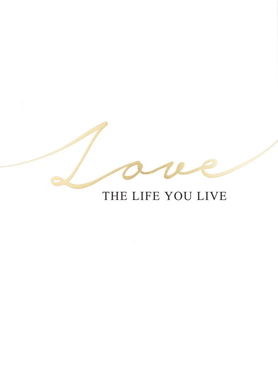  – Póster blanco con una frase en negro y dorado: “Love the life you live”.