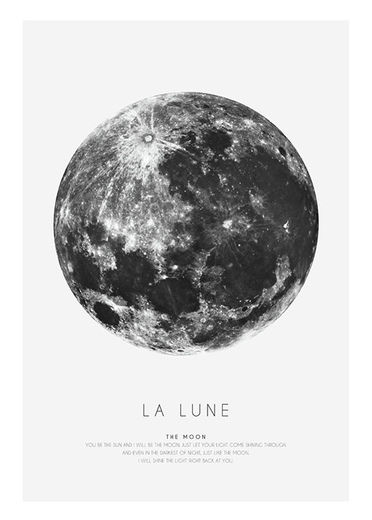  – Póster artístico de diseño gráfico con la imagen de una luna en banco y negro sobre un fondo gris y texto en el extremo inferior