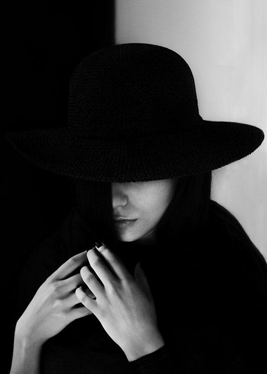 Girl With Hat Poster / Blanco y negro con Desenio AB (8701)