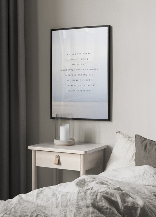  - Póster con cita sobre la serenidad del océano e imágen de un mar calmo.