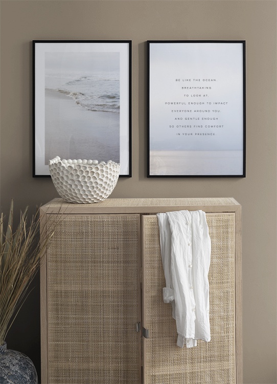  - Póster con cita sobre la serenidad del océano e imágen de un mar calmo.