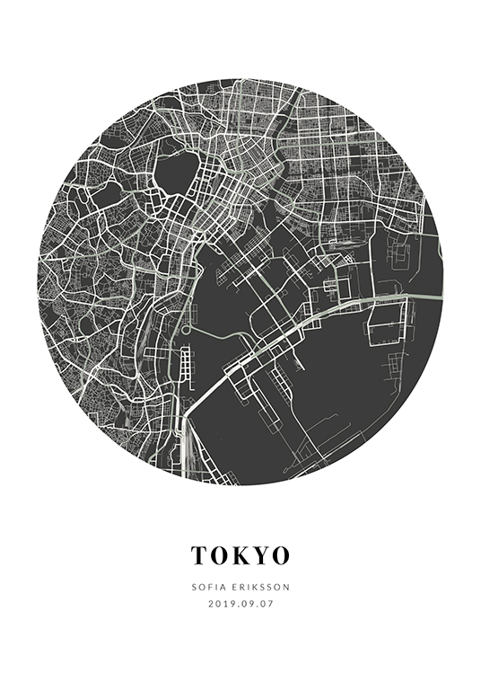  – Mapa circular de una ciudad en blanco y negro y con texto en la parte inferior del motivo.