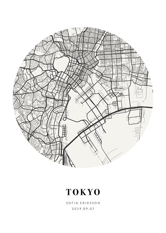  – Mapa circular de una ciudad en diferentes tonos de gris y con texto en la parte inferior del motivo.