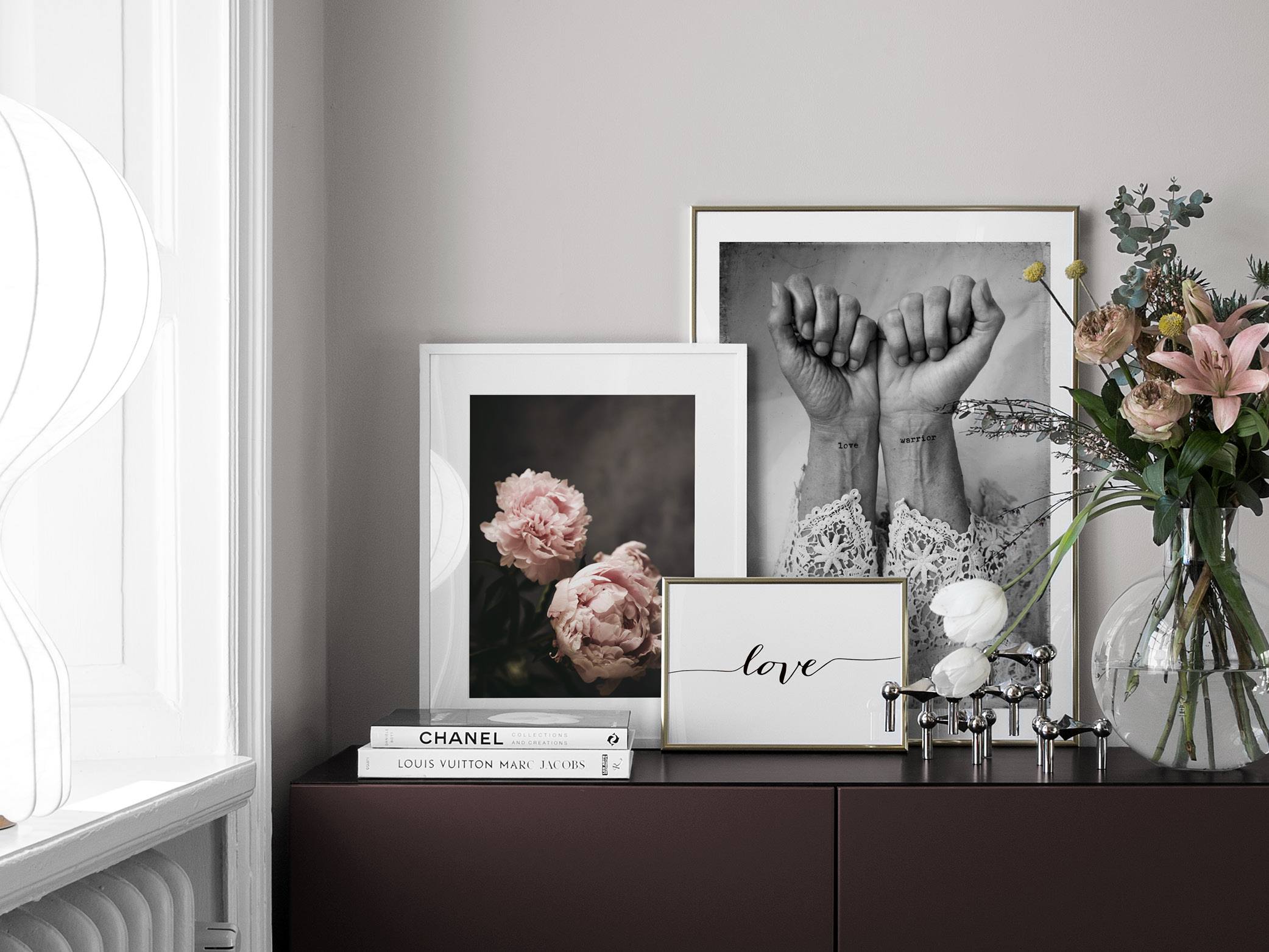 Vestíbulo romántico con pósters florales y de amor