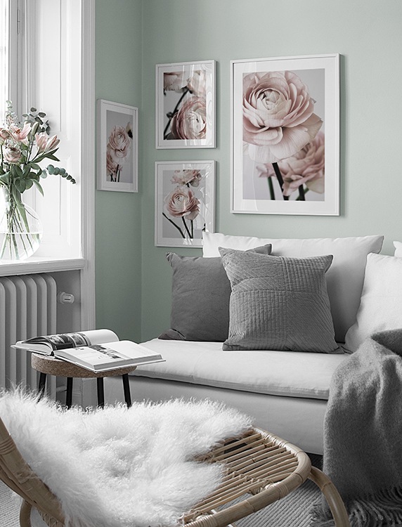 Pared de cuadros con flores en rosa claro