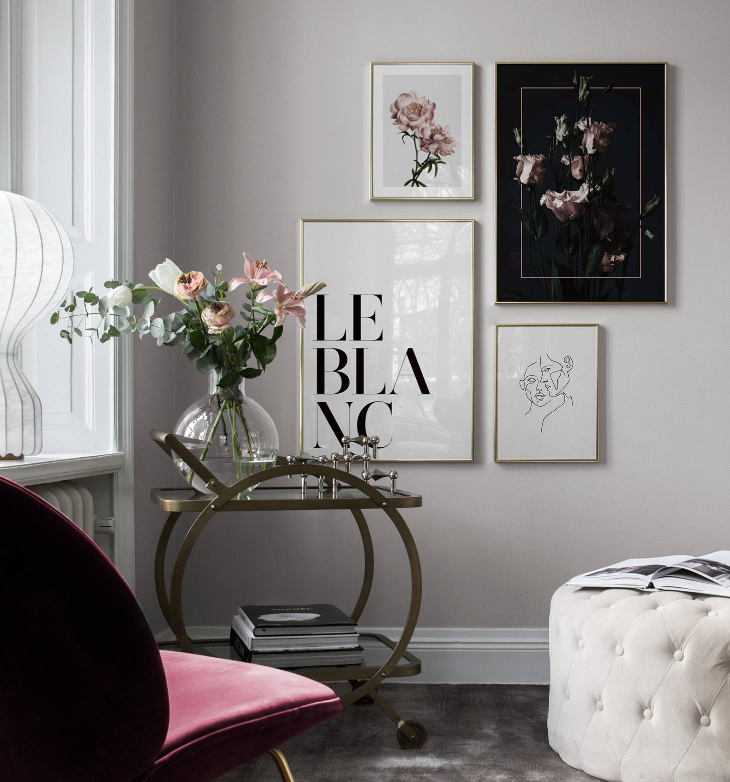Salón elegante con flores rosa claro