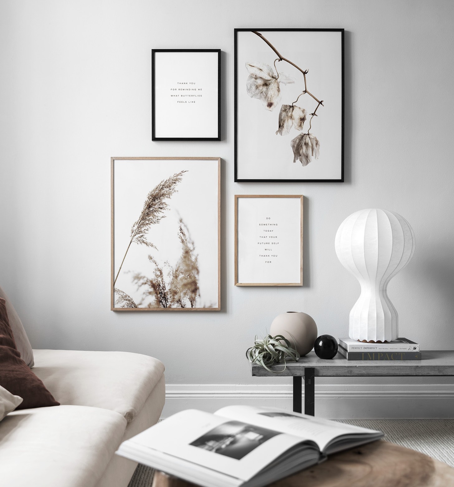 Deco en tonos naturales y pósters en tonos tierra