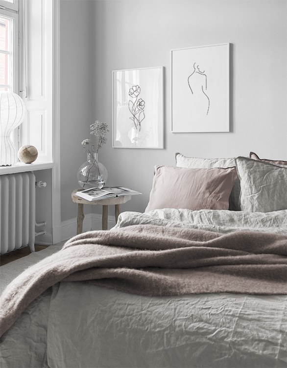 Romántico dormitorio rosa y pósters minimalistas