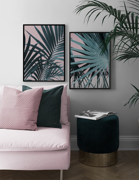 Elegante salón de estilo tropical en verde y rosa