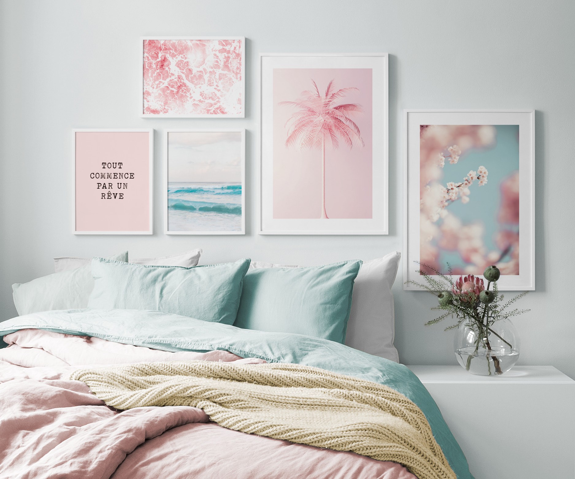 Dormitorio con pósters de flores y palmeras rosas