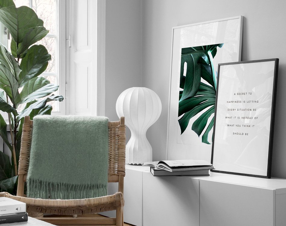 Salón armónico en verde y pósters de botánica
