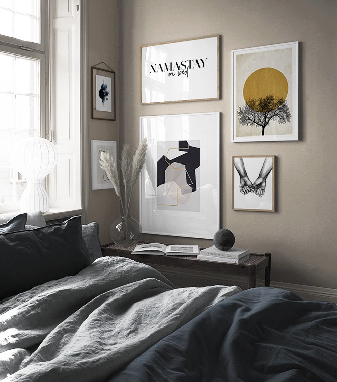 Pared de cuadros moderna con pósters de moda