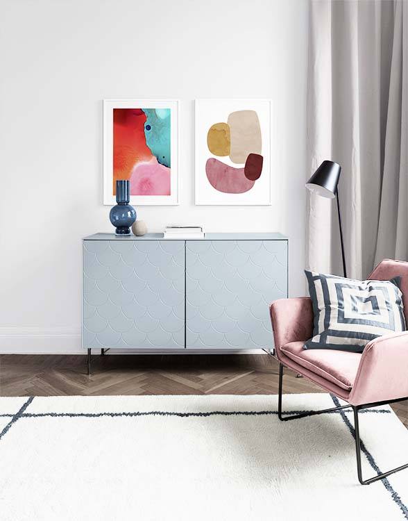 Salón con arte abstracto