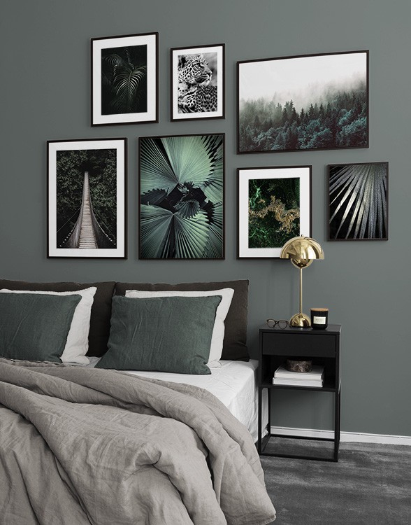 Dormitorio verde oscuro con pósters de naturaleza