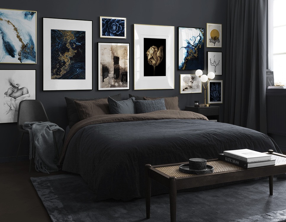 Dormitorio con fotos en azul oscuro y dorado