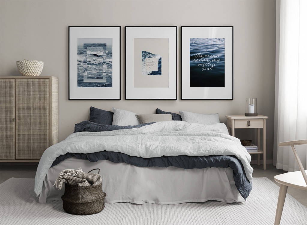 Pared de cuadros con tres motivos del océano en tonos de beis y azul