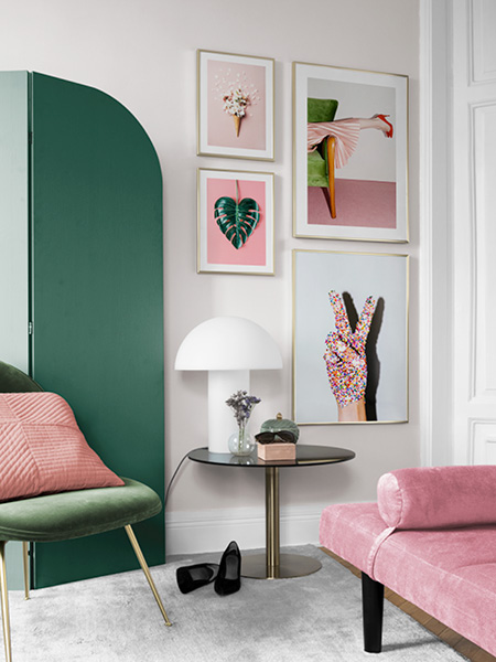 Cuatro pósters con fotografías en una pared. Pósters de foto de Desenio